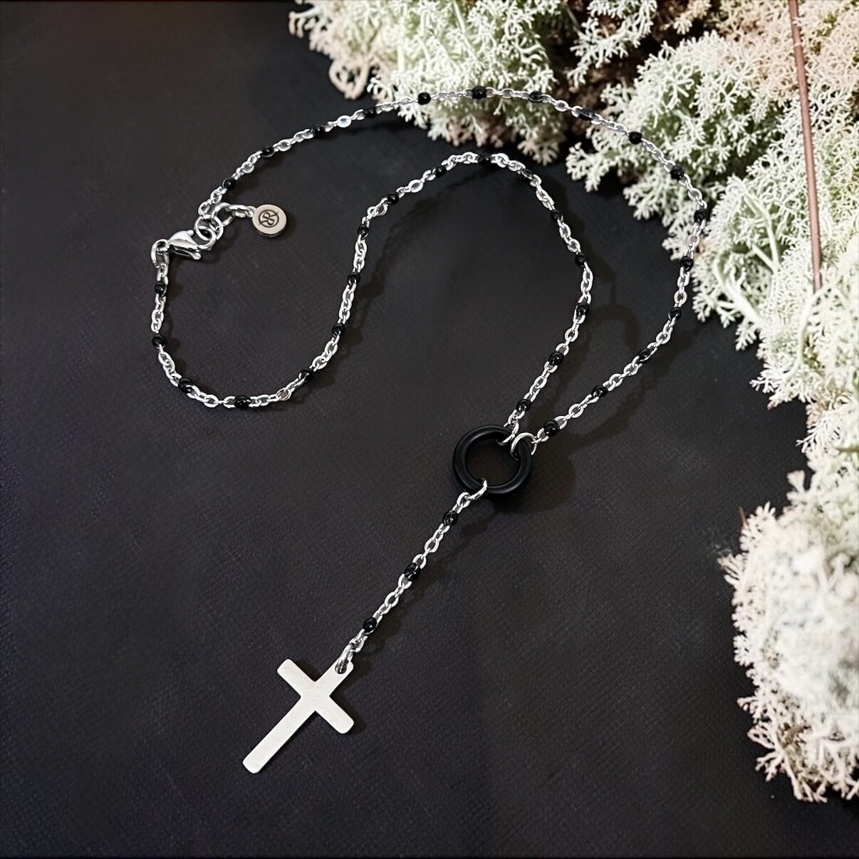 Minimalistický náhrdelník Majestic ve tvaru růžence se stříbrným křížkem