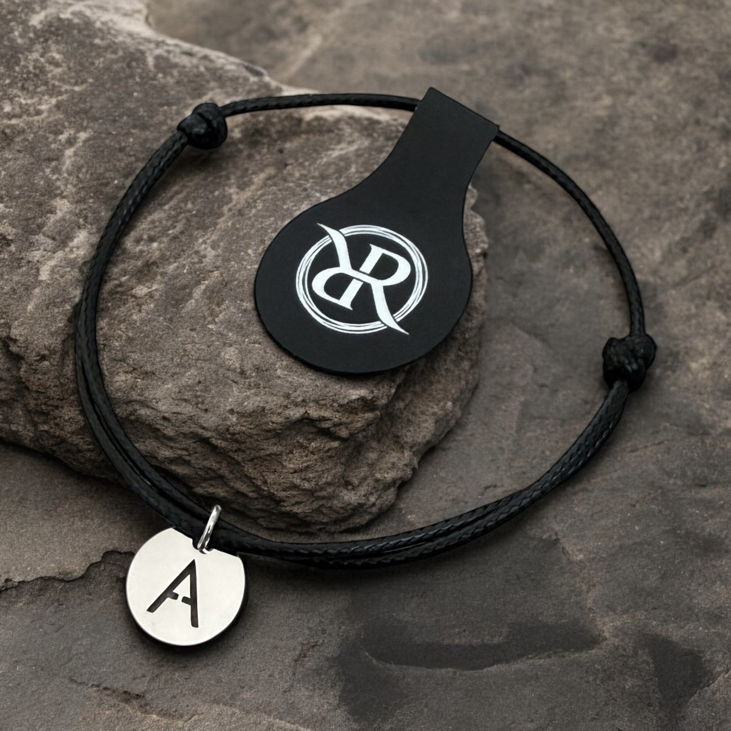 Minimalistický náramek se stříbrným písmenem