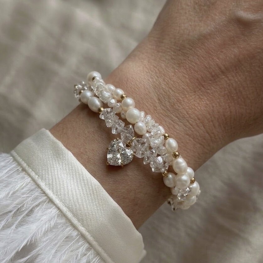 Náramek „Pure love of pearls“ vyrobený z říčních perel a čirých broušených kamenů s přívěskem ve tvaru srdce
