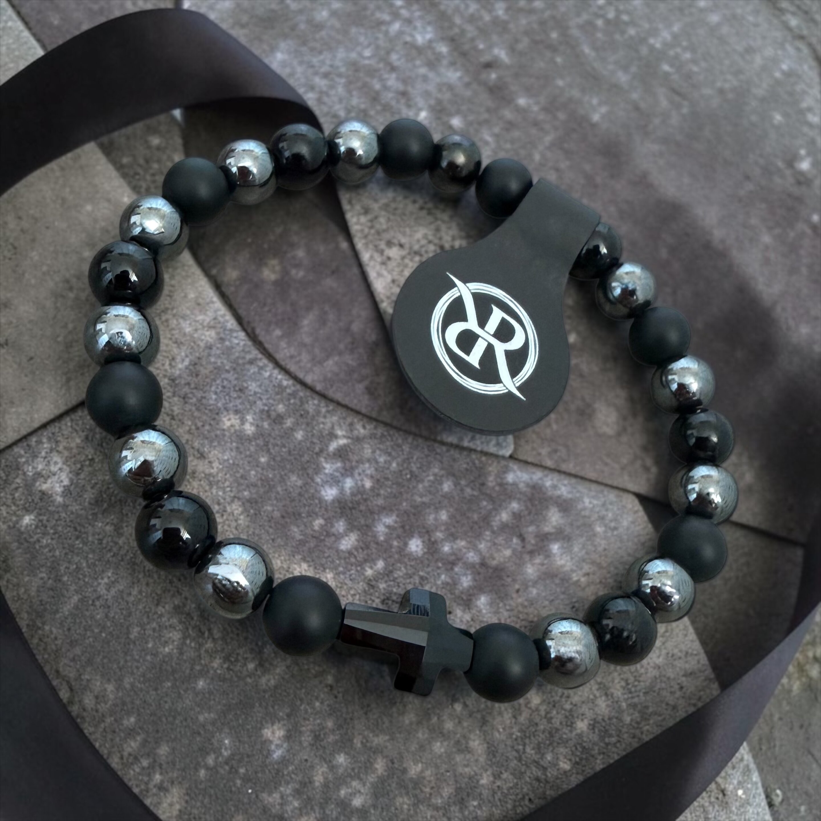Náramek z přírodních kamenů onyxu a hematitu s černým křížkem Swarovski