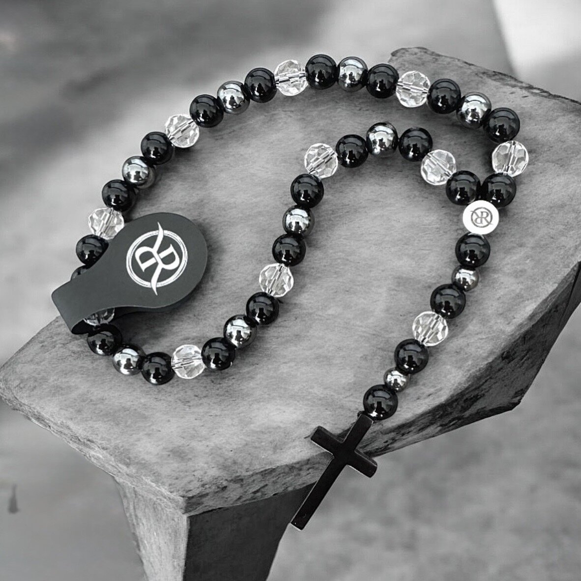 Ochranný růženec s onyxem, hematitem a křišťálem