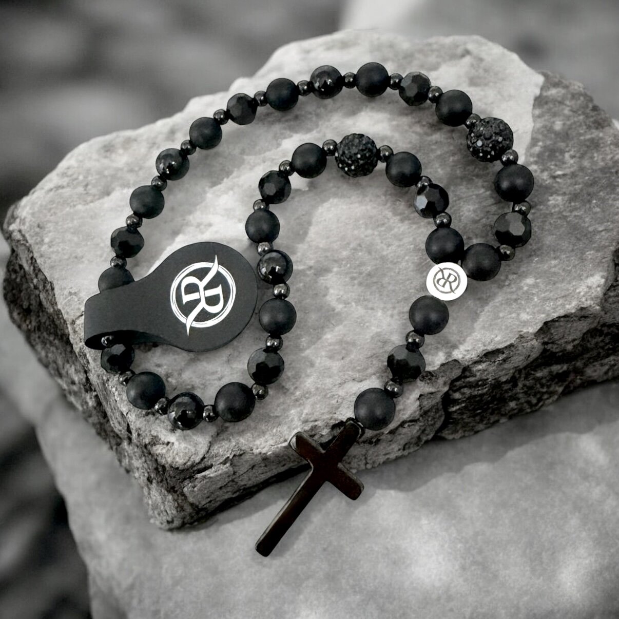 Ochranný růženec s onyxem, hematitem a křišťálem