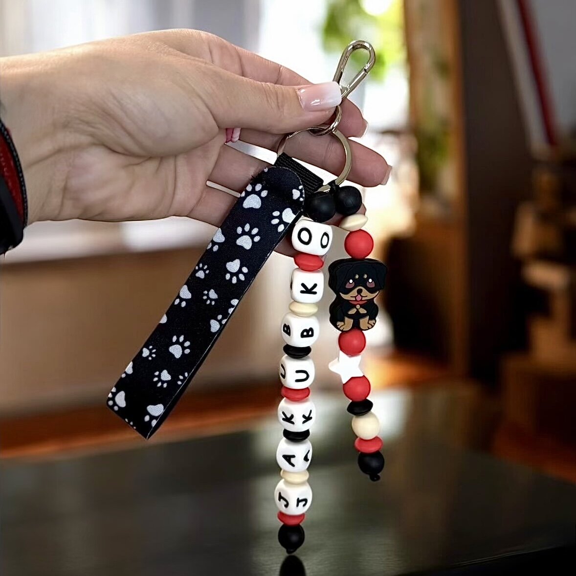 Personalizovaný přívěsek na klíče s motivem rotvajlera a jménem podle vlastního přání