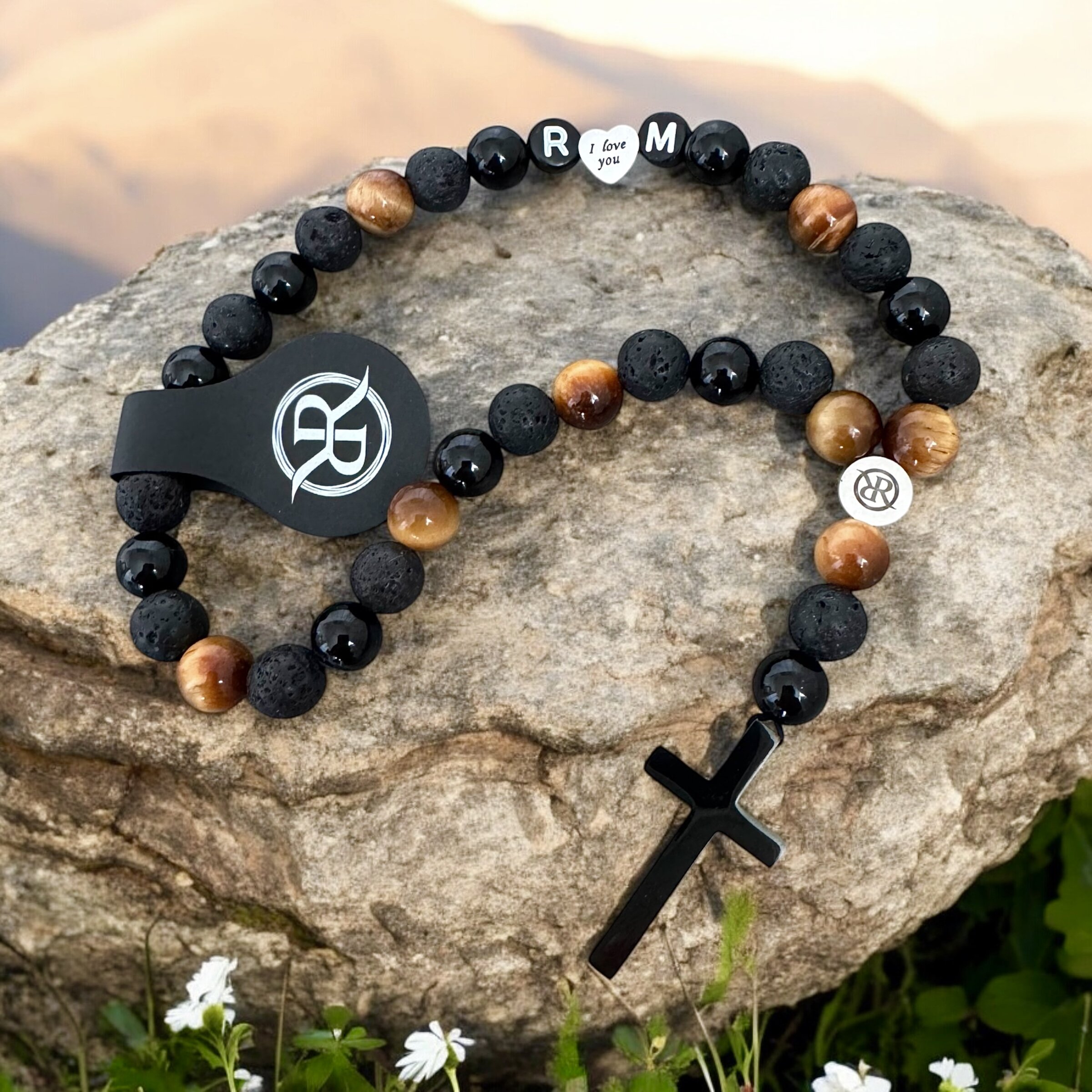 Růženec do auta na zpětné zrcátko vyrobený z přírodních kamenů – onyxu, lávy a tygřího oka – s možností personalizace písmeny